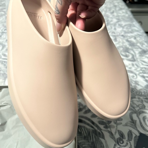 Brand New- Men Feor Of God Slip Ons - Picture 3 of 4